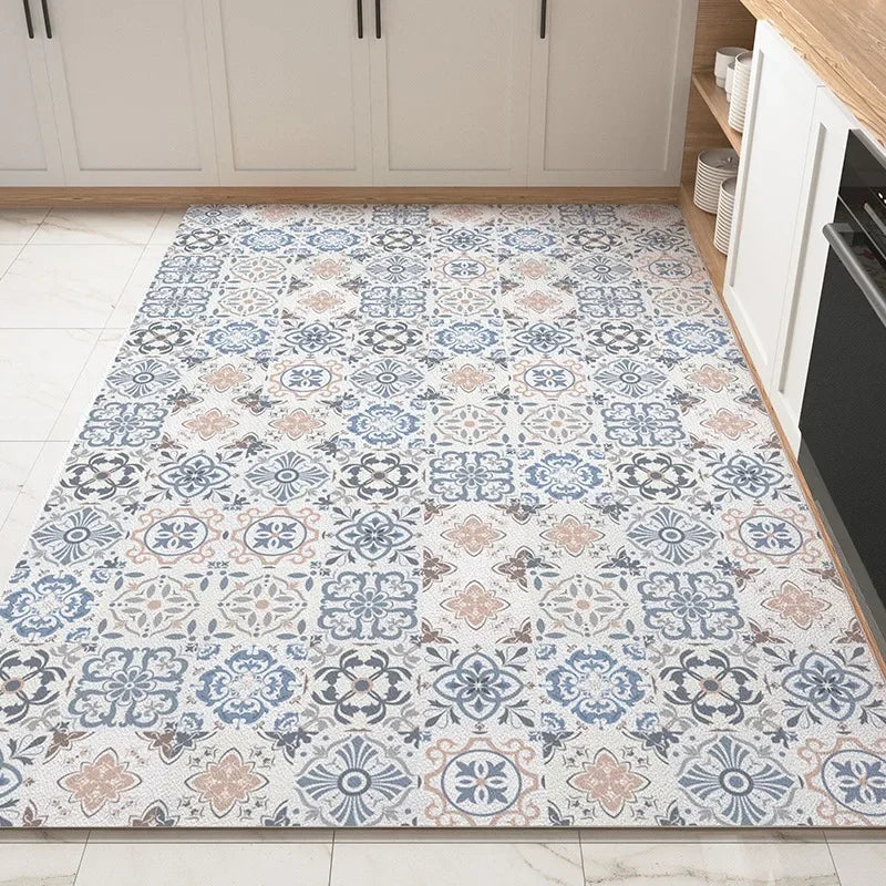 Un tapis décoratif géométrique avec des motifs floraux et des couleurs neutres qui s'harmonisent avec l'ameublement de la cuisine.