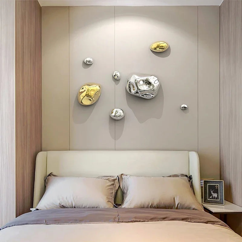 Vue de côté de la décoration murale montrant son relief