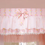 Rideaux roses ornés de motifs floraux et de dentelle blanche, avec un nœud décoratif sur le côté.