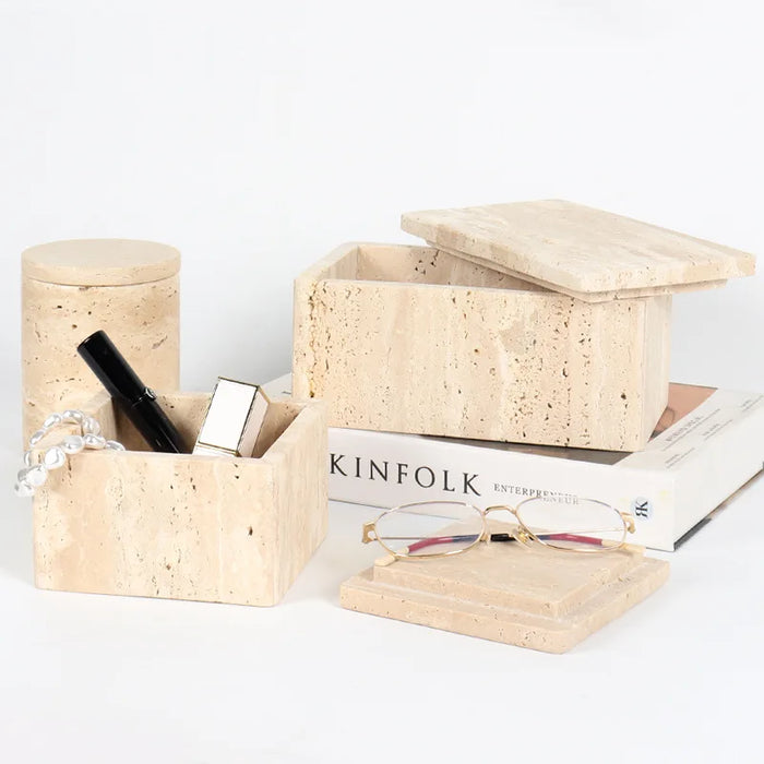 Boîte de rangement en travertin beige sur une commode
