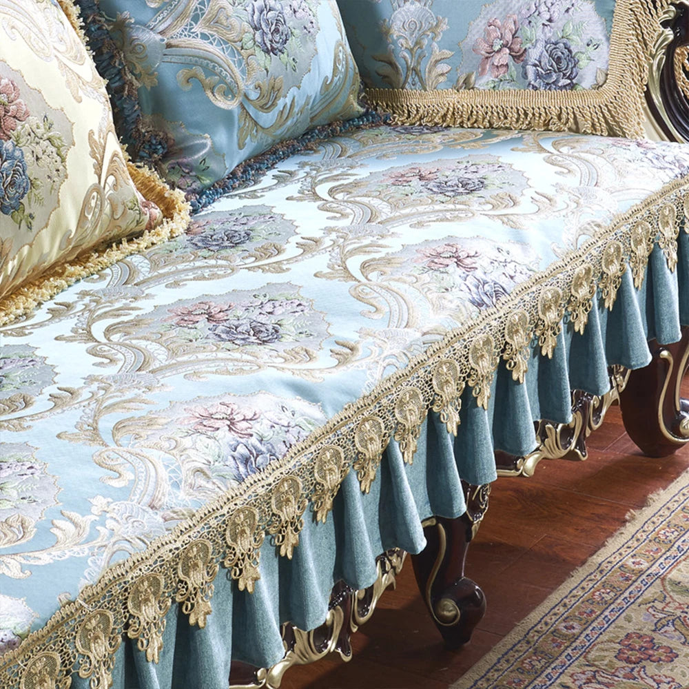 Magnifique nappe et coussins au motif floral élégant et raffiné, rehaussé par une splendide finition de dentelle dorée, créant une ambiance luxueuse et chaleureuse dans cette pièce d'intérieur.