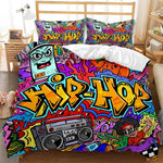 Housse de couette graffiti en couleur beige dans une chambre décorée
