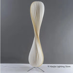 Lampe sur pied LED éclairant un coin salon douillet