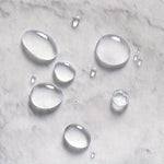 Gros plan sur un tissu imperméable avec des gouttes d'eau, illustrant l'effet déperlant du matériau utilisé pour le rideau de douche.