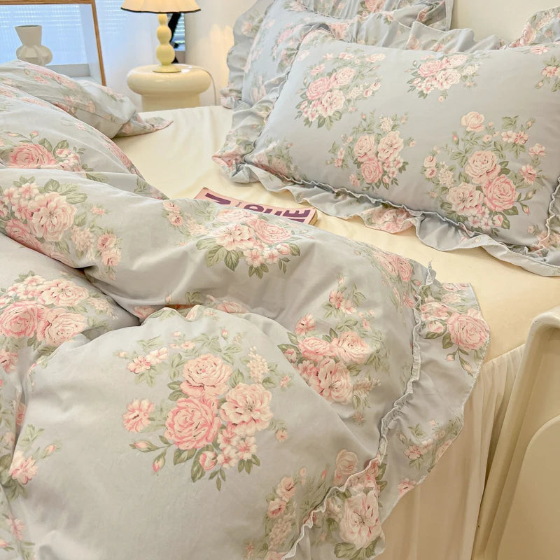Détail du motif floral et des feuilles sur la housse de couette