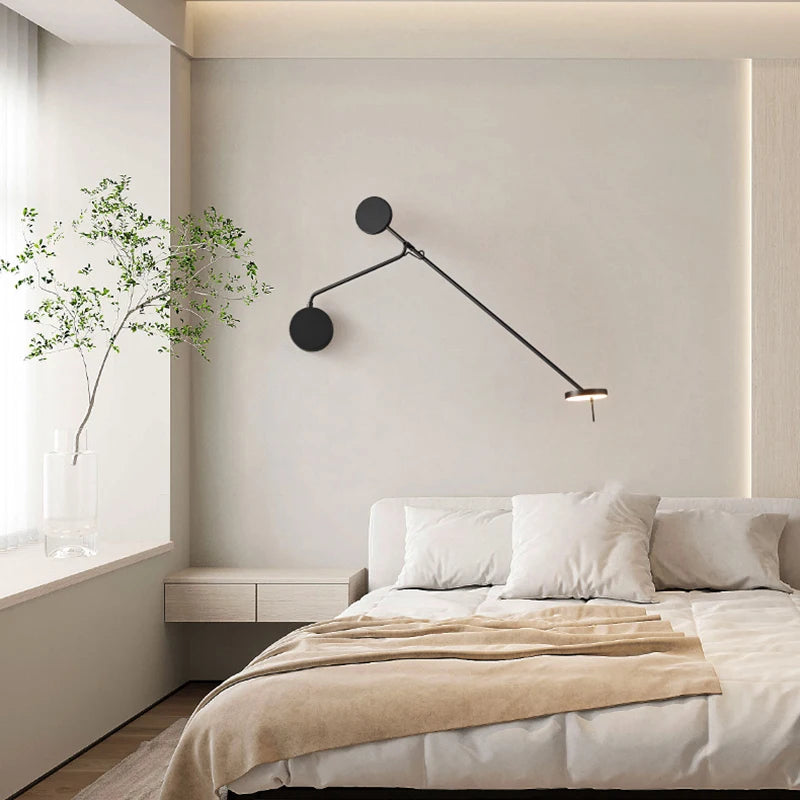 Applique murale moderne noire avec abat-jour orientable dans un salon