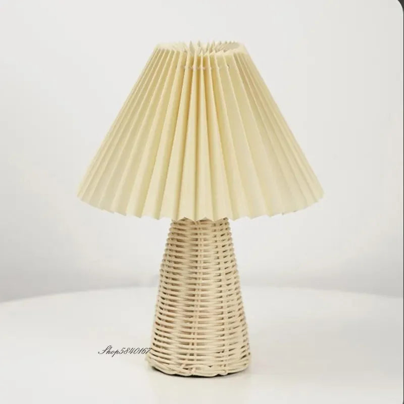 Lampe de chevet beige allumée dans une chambre décorée