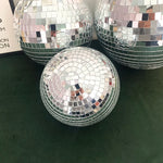 Boule disco suspendue au plafond avec réflexions colorées