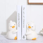 Serre-livres canard décoratif en résine bleu sur étagère