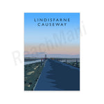 Le Lindisfarne Causeway est une vue panoramique d'un sentier côtier au bord de l'eau, avec un ciel bleu et des couleurs naturelles.