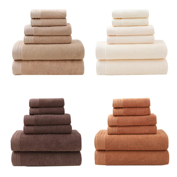 Assortiment de serviettes de bain moelleuses dans différentes couleurs neutres.