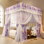 Un lit à baldaquin avec rideaux floraux violets et blancs, donnant une ambiance douce et romantique à la chambre.