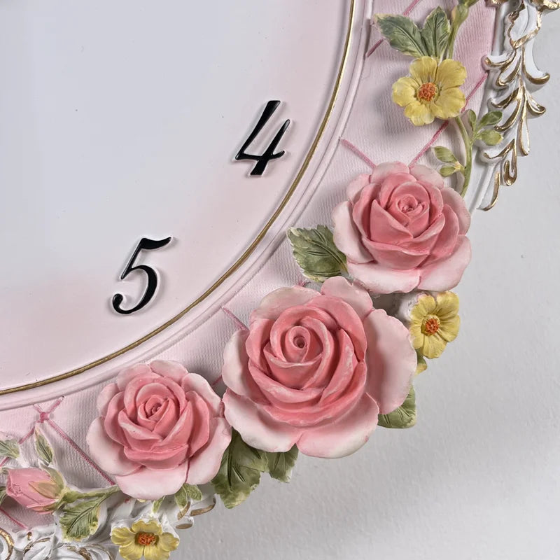 Horloge pendule murale design rose dans un salon moderne