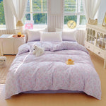 Housse de couette violette dans une chambre décorée avec style