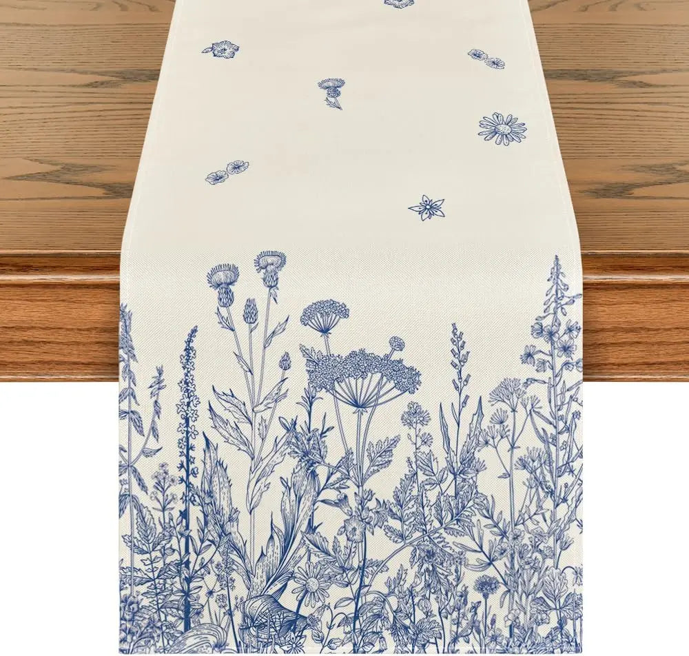 Un motif botanique détaillé avec une diversité de fleurs des champs et d'herbes sauvages imprimé sur un fond crème.