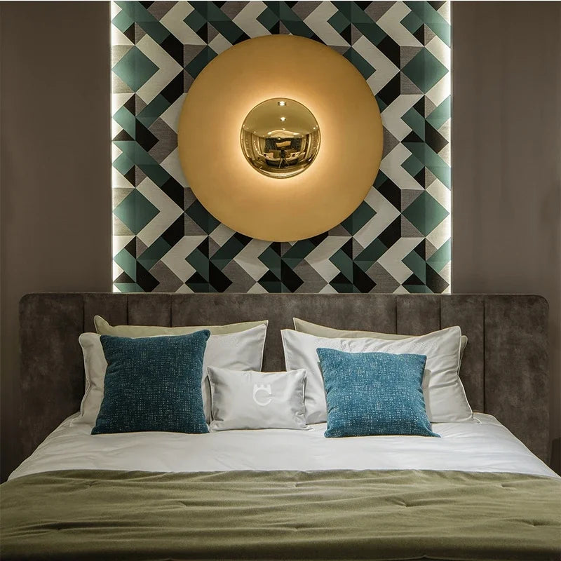 Applique murale LED ronde verte éclairant un mur de décoration nordique