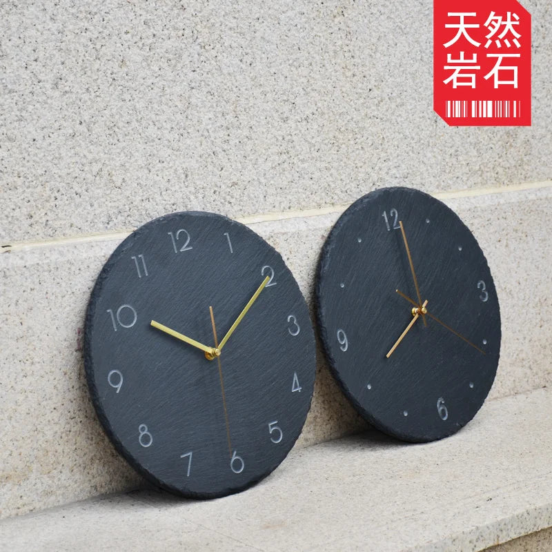 Horloge murale en ardoise 3D or dans un salon contemporain