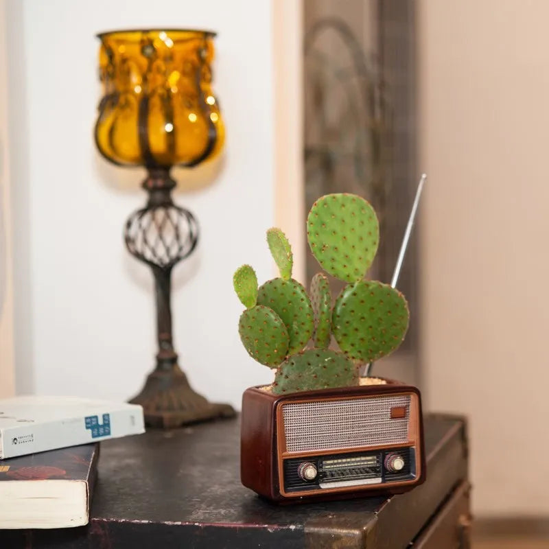 Pot de décoration artistique radio vintage dans un salon moderne