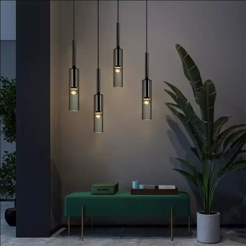 Suspension luminaire noire installée au-dessus d'une table de salle à manger