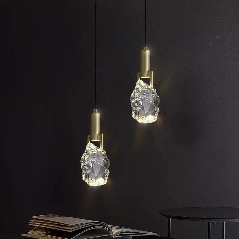 Détail du cristal et de la structure de la lampe suspendue