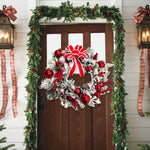 Couronne de Noël utilisée en extérieur sur un balcon décoré
