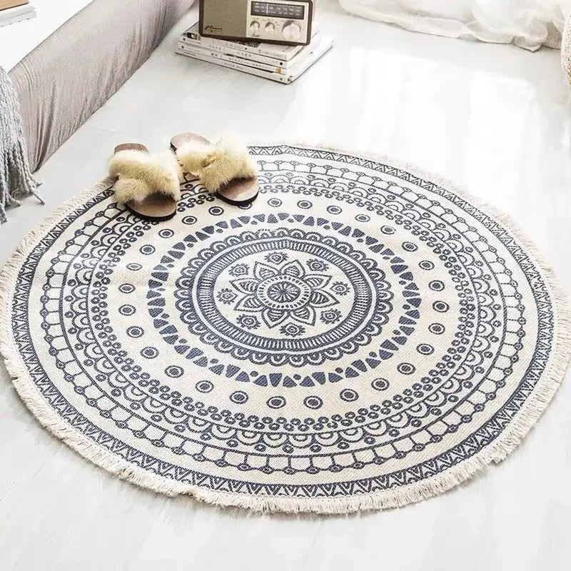 Tapis rond décoratif avec un motif mandala noir et blanc élégant, créant une ambiance apaisante et relaxante dans la pièce.