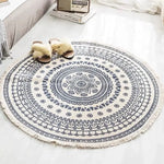 Tapis rond décoratif avec un motif mandala noir et blanc élégant, créant une ambiance apaisante et relaxante dans la pièce.
