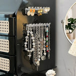 Détail des crochets pour colliers et supports pour boucles d'oreilles