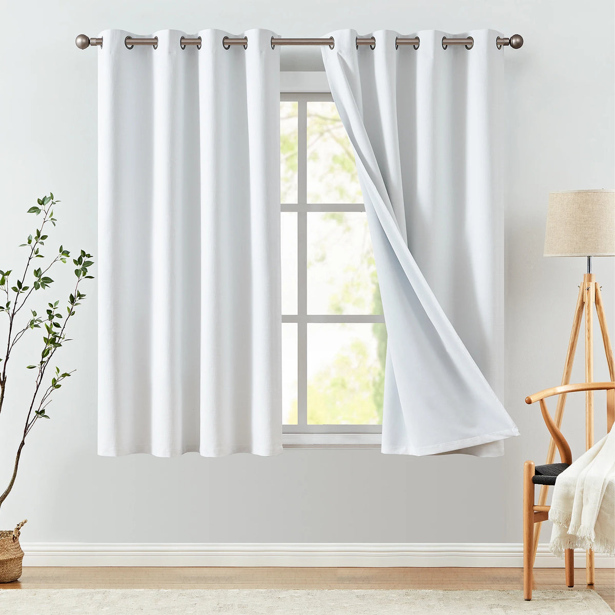 Rideaux blancs modernes, parfaits pour une décoration intérieure élégante. Habillez vos fenêtres avec style grâce à ce design épuré. Idéal pour laisser entrer la lumière tout en préservant l'intimité. Accessoire déco essentiel pour toute pièce à vivre moderne.