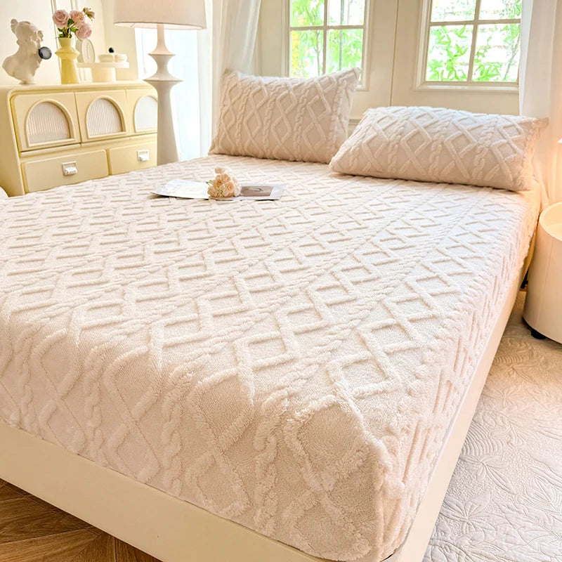 Une chambre confortable avec un lit douillet, des oreillers moelleux et un meuble vintage, créant une atmosphère chaleureuse et apaisante.