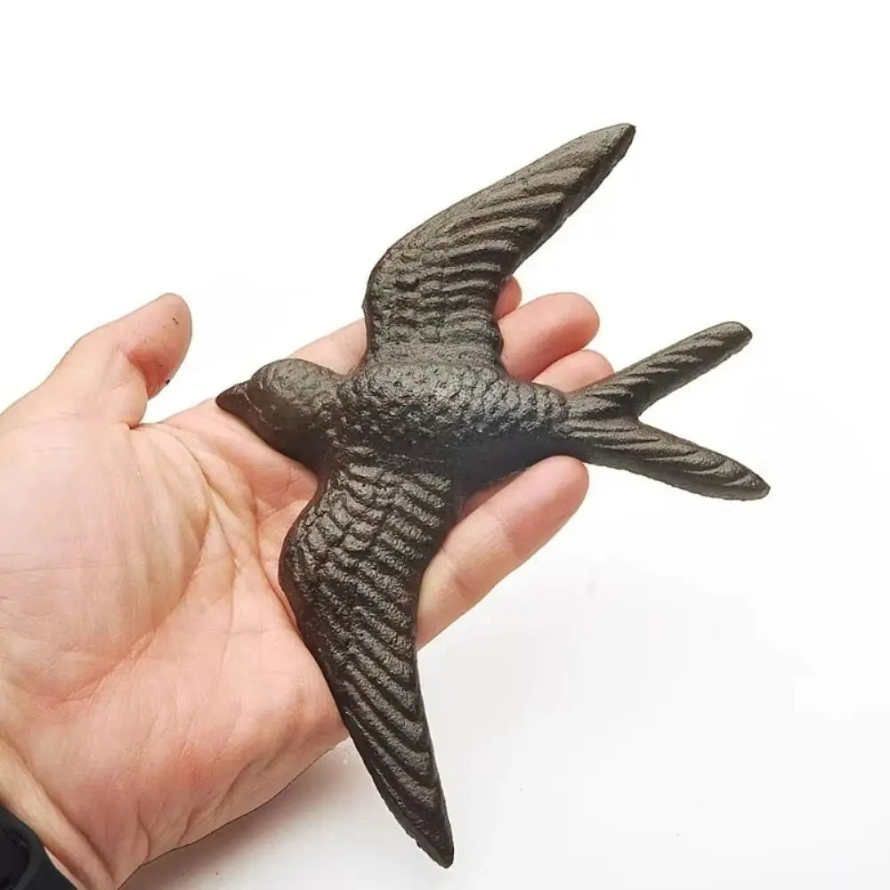 Hirondelle en fonte vue de côté