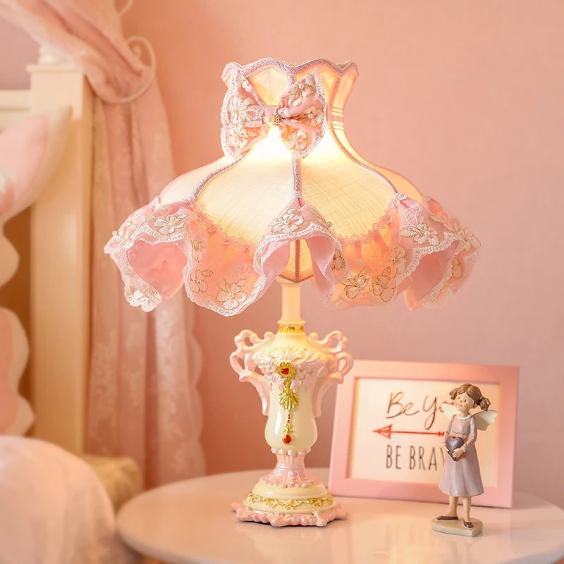 Détail de la dentelle rose de la lampe de chevet