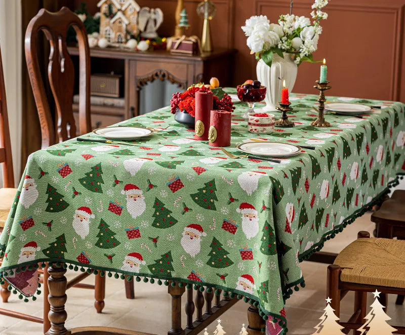 Une nappe de Noël avec des motifs de sapins et de Pères Noël est disposée sur une table de salle à manger.