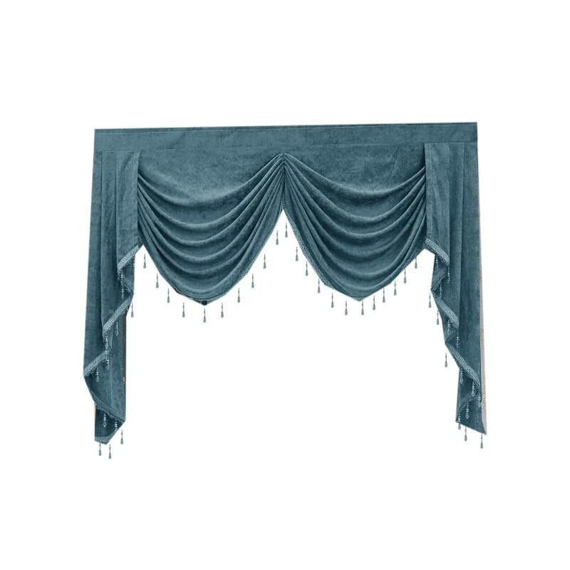 Cantonnière violette ajoutant une touche de couleur à l'intérieur