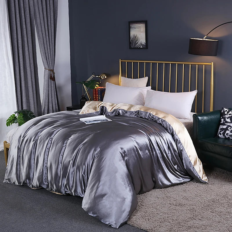 Housse de couette satin en beige dans une chambre décorée