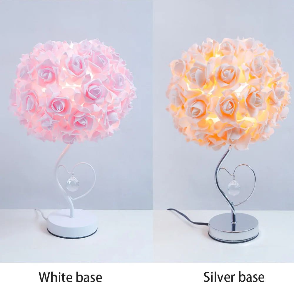 Détail de la lampe rose en cœur, lumière blanche chaude allumée dans une chambre