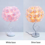 Détail de la lampe rose en cœur, lumière blanche chaude allumée dans une chambre
