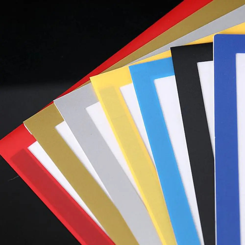 Cadre photo magnétique en couleur blanc dans une décoration intérieure moderne