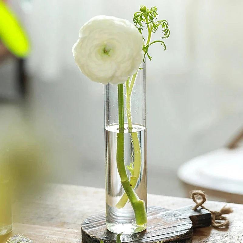 Vase en verre transparent avec fleurs fraîches