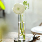 Vase en verre transparent avec fleurs fraîches