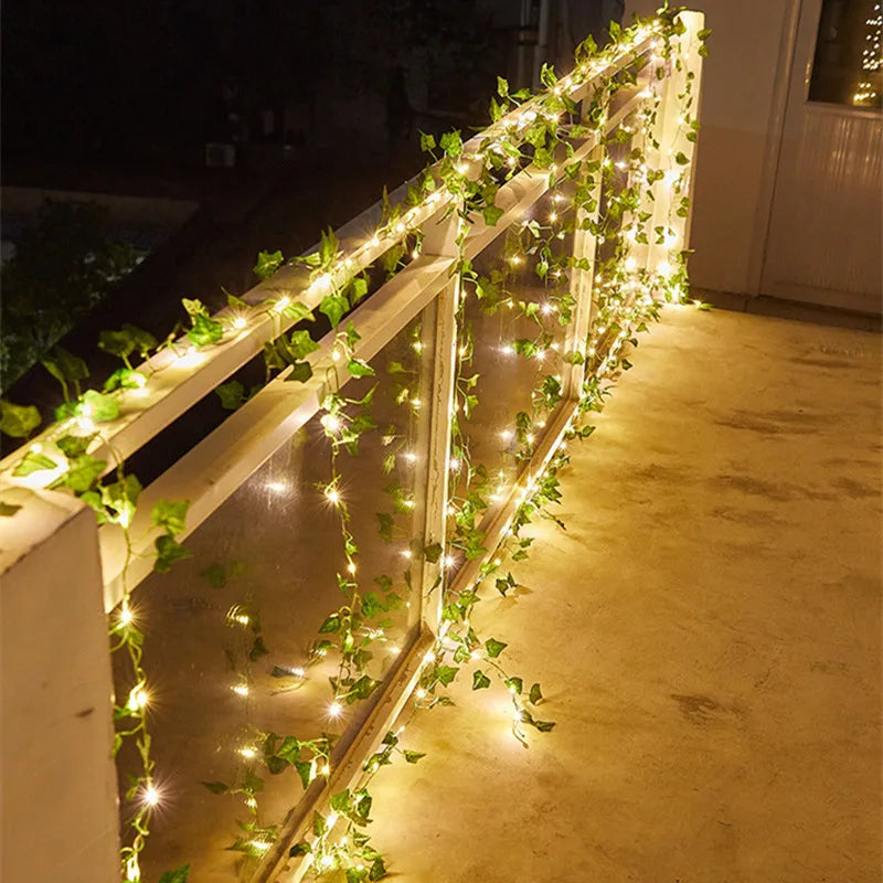 Guirlande lumineuse enroulée autour d'un sapin de Noël décoré