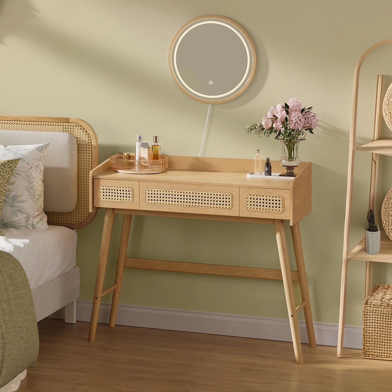 Coiffeuse bohème avec miroir rond éclairé et tiroirs en rotin