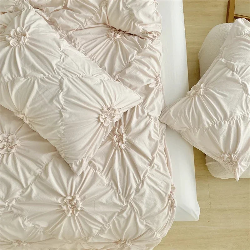Détail du motif floral 3D sur housse de couette rose