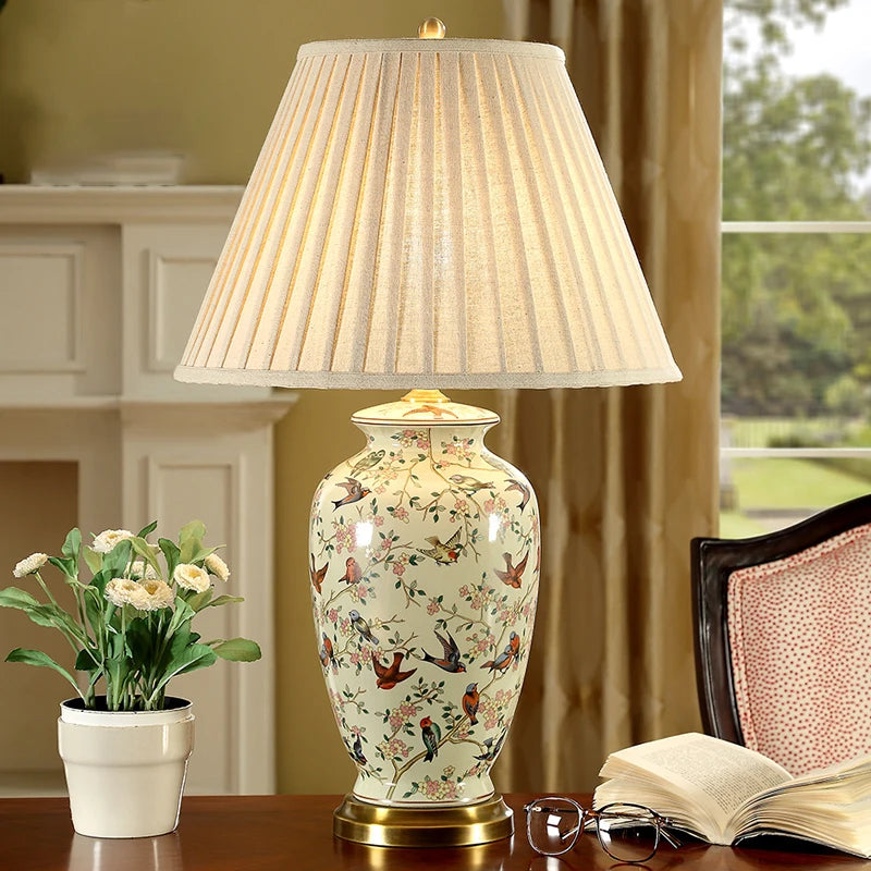 Lampe de chevet en céramique vintage avec motifs fleur et oiseau vue de face