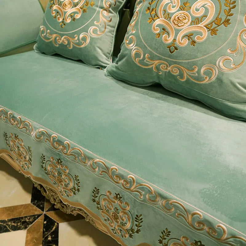 Parure de lit luxueuse en nuances de vert et de doré, ornée de motifs floraux et de bordures raffinées, offrant un style élégant et sophistiqué pour une chambre accueillante.