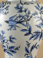 Lampe de table en céramique placée sur une table de chevet