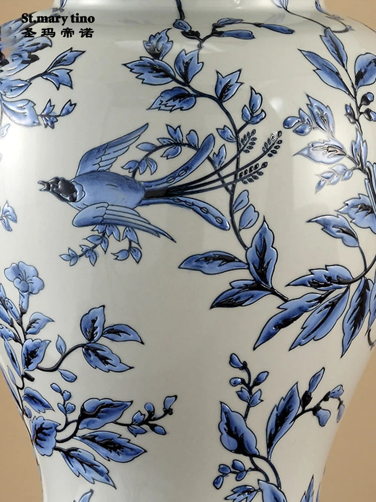 Lampe de table en céramique placée sur une table de chevet