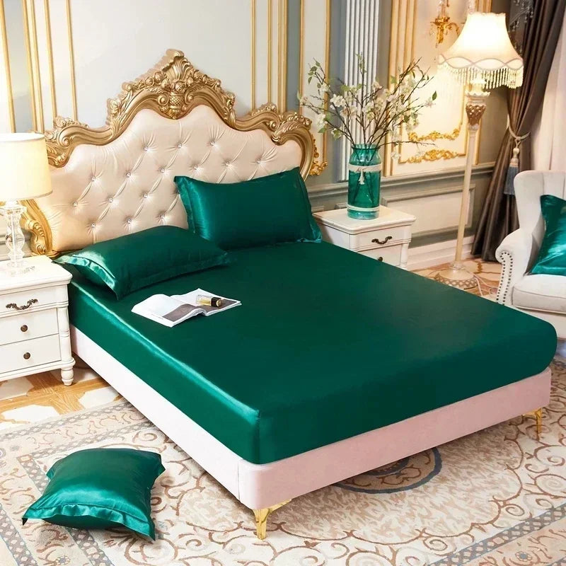 Drap-housse en satin 140x200 cm couleur bleu profond sur lit