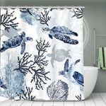 Rideau de douche motif océan avec tortues et coraux, idéal pour une décoration marine de salle de bain. Accessoire pratique pour préserver l'intimité et éviter les éclaboussures d'eau. Design élégant et apaisant avec illustrations détaillées de la faune marine. Parfait pour les amateurs de décorations marines et océaniques, ajoutant une ambiance sereine et naturelle à votre espace.