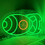 Enseigne néon œil vert design orange rayonnant allumée dans un salon